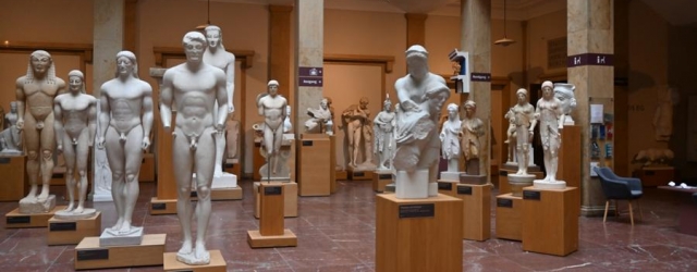 Antike Skulpturen aus verschiedenen Epochen im Museum für Abgüsse Klassischer Bildwerke in München.