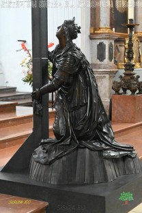 Bronzeplastik im Kirchenraum (Bild: Stefan Siedler)