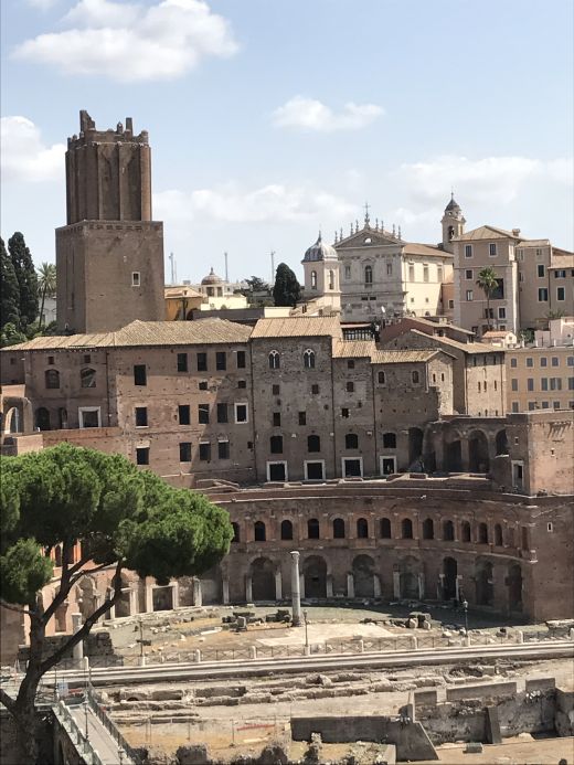 Der Trajans-Markt vom Nationaldenkmal  gesehen